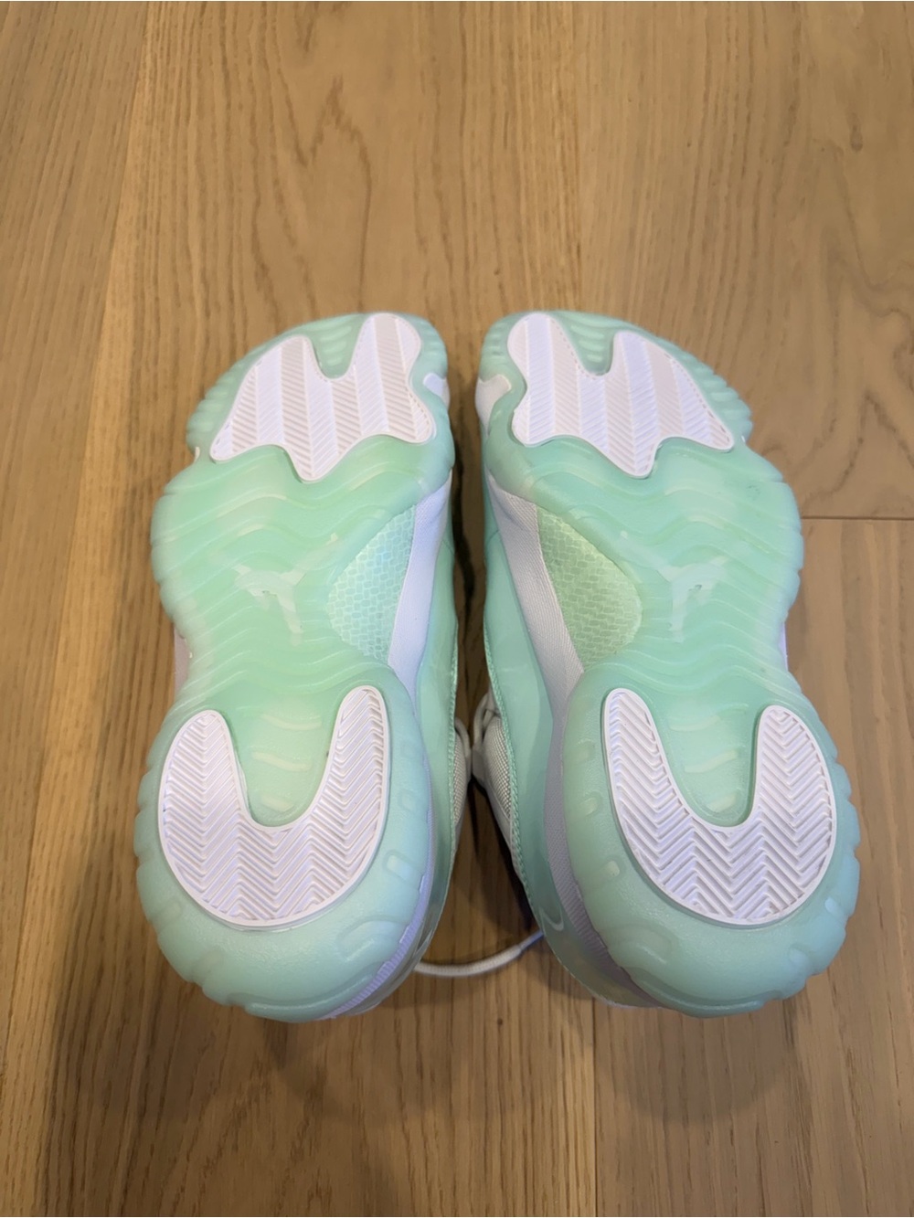 Women’s Jordan 11 Low Igloo Size 11/M 9.5 - Picture 4 of 7